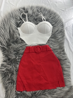 Conjunto festas shorts saia vermelha e cropped brilho lurex branco estilo moda gringa