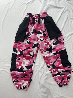 Calça camuflada estilo exército pink com preto com bolsos nas laterais e corrente estilo moda gringa