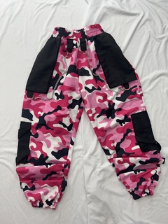 Calça camuflada estilo exército pink com preto com bolsos nas laterais e corrente estilo moda gringa - comprar online