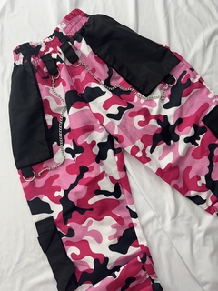 Calça camuflada estilo exército pink com preto com bolsos nas laterais e corrente estilo moda gringa na internet