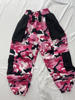 Calça camuflada estilo exército pink com preto com bolsos nas laterais e corrente estilo moda gringa - Nanda Looks