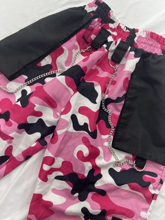 Calça camuflada estilo exército pink com preto com bolsos nas laterais e corrente estilo moda gringa - loja online