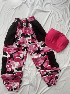 Conjunto camuflado rosa pink calça tactel com bolsos nas laterais e corrente camuflada rosa pink com preto e cropped faixa suplex branco ou pink estilo moda asthetic