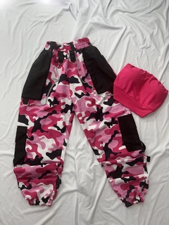 Conjunto camuflado rosa pink calça tactel com bolsos nas laterais e corrente camuflada rosa pink com preto e cropped faixa suplex branco ou pink estilo moda asthetic - comprar online