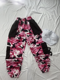 Conjunto camuflado rosa pink calça tactel com bolsos nas laterais e corrente camuflada rosa pink com preto e cropped faixa suplex branco ou pink estilo moda asthetic na internet