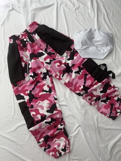 Conjunto camuflado rosa pink calça tactel com bolsos nas laterais e corrente camuflada rosa pink com preto e cropped faixa suplex branco ou pink estilo moda asthetic - Nanda Looks