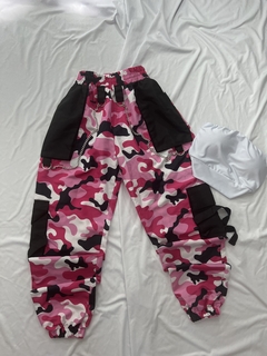 Conjunto camuflado rosa pink calça tactel com bolsos nas laterais e corrente camuflada rosa pink com preto e cropped faixa suplex branco ou pink estilo moda asthetic