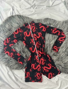 Macaquinho estilo macacão manga longa dragão vermelho estilo moda gringa - Nanda Looks