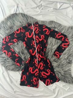 Macaquinho estilo macacão manga longa dragão vermelho estilo moda gringa - loja online