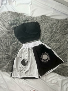 Conjunto feminino shorts tactel e cropped faixa com bojo sol e lua carinha tuses sorriso rosto feliz estilo moda gringa