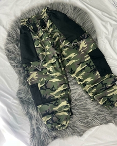 Calça jogger com corrente camuflada verde militar ou cinza estilo moda gringa