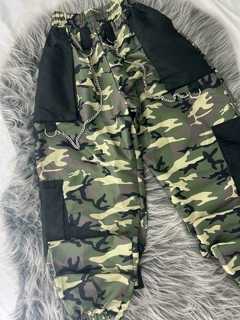 Imagem do Calça jogger com corrente camuflada verde militar ou cinza estilo moda gringa