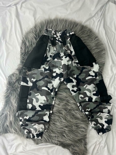 Calça jogger com corrente camuflada verde militar ou cinza estilo moda gringa - loja online