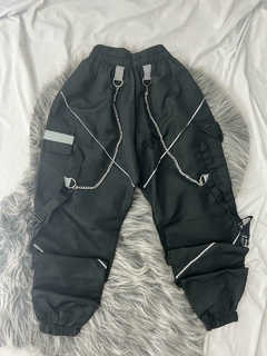 Calça jogger com corrente preta com bolsos nas laterais estilo moda gringa - loja online