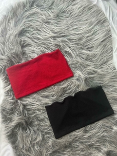 Imagem do Cropped Faixa Ana ruga preto e vermelho estilo moda gringa