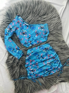 Conjunto feminino saia drapeada e cropped mula manca com bojo branco e azul lilo & stich