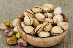 Pistachos con cáscara y salados grandes