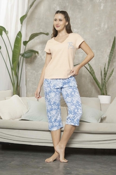 PIJAMA DAMA REMERA CON PANTALON PESCADOR ESTAMPADO (LE25781) - comprar online