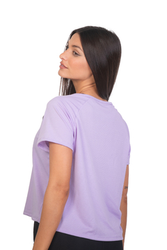 REMERA RUFFLE DRY FIT MANGA CORTA CON DETALLES DE TRANSPARENCIA EN LA SISA (TO03915) - comprar online