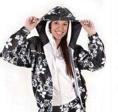 CAMPERA HAWAII ROMPE VIENTOS ESTAMPADO FLORES BLANCAS (SHRVHAW)