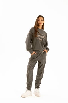 PIJAMA & HOMEWEAR, BUZO CON ESTAMPA CENTRAL Y PANTALON DE FRIZA (AN02405) - Dame un Beso