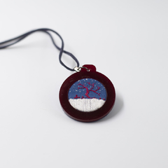 Medallón Árbol bordó sobre azul - comprar online