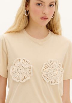 T-SHIRT MYFT FLORES CROCHE na internet