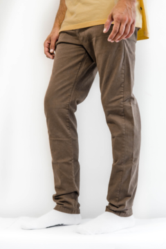 PANTALON CHINO BODACIOUS CHOCOLATE - comprar online