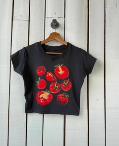 Remera baby tee tomate Negra