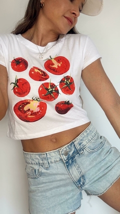 Remera baby tee tomate Blanca