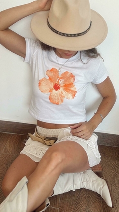 Remera baby tee Flor Naranja