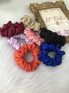 Scrunchie acetinado na internet