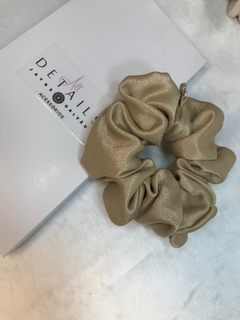 Scrunchie acetinado - Detalhes  | acessórios de cabelo e roupa infantil| Laços,tiaras e moda infantil