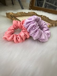 Scrunchie em tecido acetinado para cabelo , marca acessorios All Details 