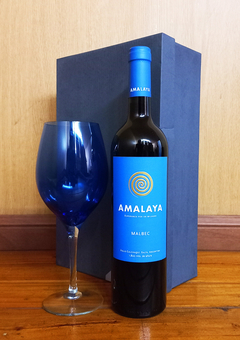 1 bot. Vino Tinto Amalaya Malbec 750 cc + 2 Copones de Vino de Cristal Color Azul