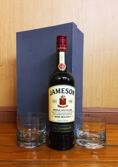 1 bot. Whisky Jameson 750 cc + 2 Vasos de Cristal