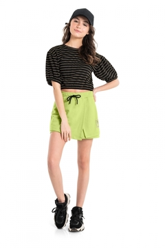 Gloss -Conjunto com Blusa Cropped e Short-Saia