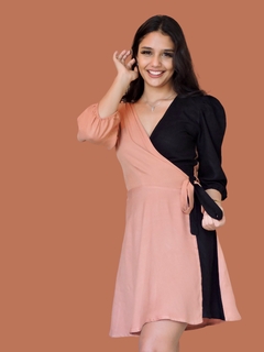 vestido bicolor transpassado