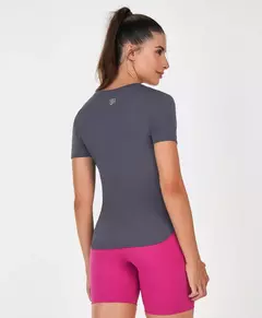 T-shirt skin fit alongada gola v cinza ferro Alto Giro - Loja Espaço Fitness