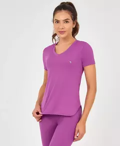 T-shirt skin fit alongada gola v roxo euforia Alto Giro