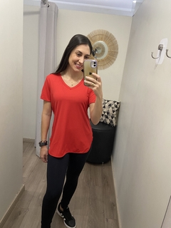 T-shirt skin fit alongada gola v vermelho Alto Giro na internet