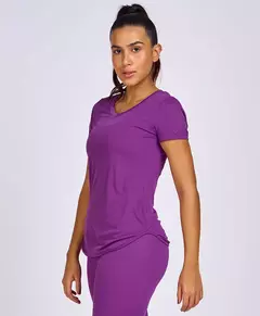 T-shirt skin fit alongada gola v roxo spiced Alto Giro