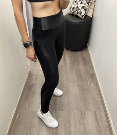 Legging couro ecológico com recorte preto Alto Giro - comprar online