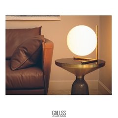 Lampara de mesa dorada con esfera opalina en internet