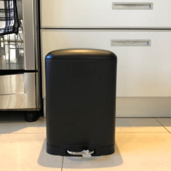 Cesto  de basura  de metal negro   12 litros
