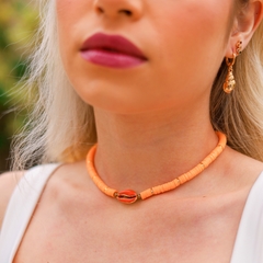 CHOKER ORANGE BÚZIO RESINA BANHADO A OURO.