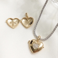 PINGENTE RELICÁRIO HEART CRAVEJADO BANHADO A OURO - comprar online