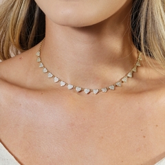 CHOKER PLAQUINHAS CORAÇÕES CRAVEJADOS BANHADA A OURO - comprar online