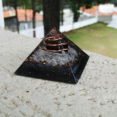 Orgonite Pirâmide Da Proteção 4,5 cm - Turmalina Negra Com cristal