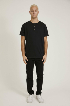 REMERA HENLEY NEGRO